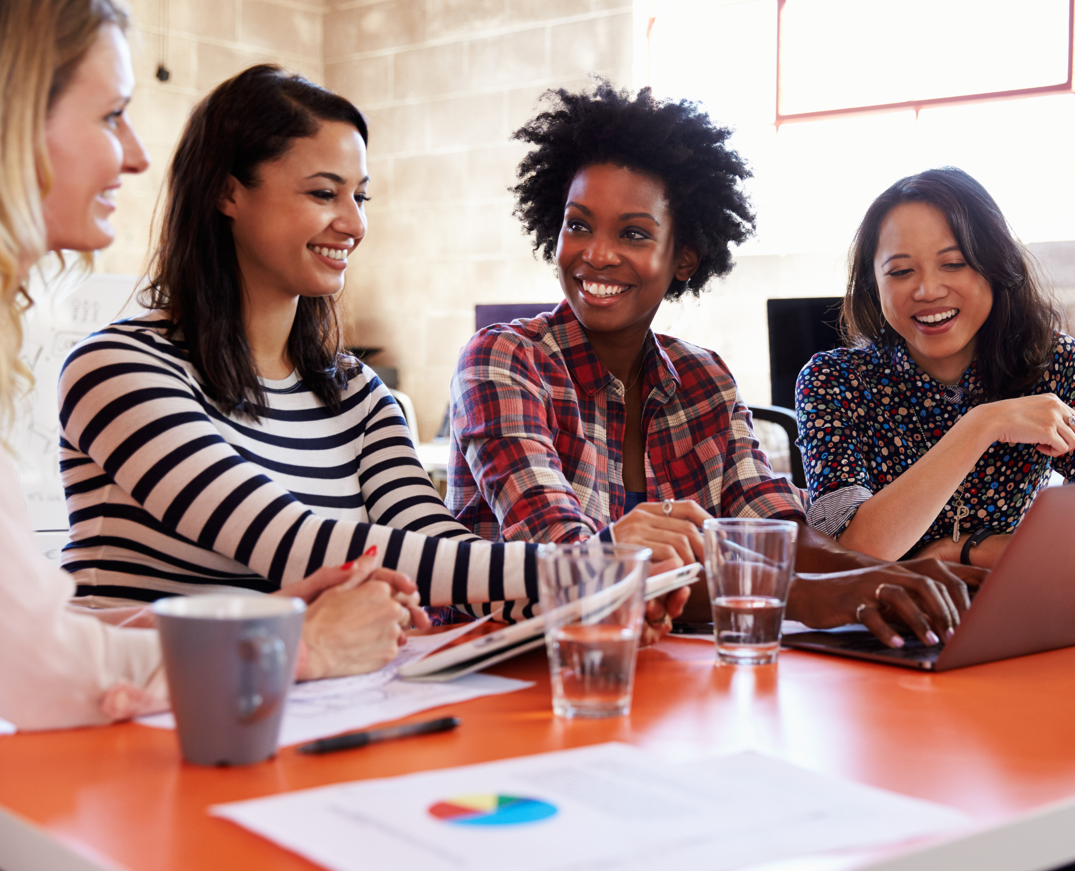 For many people meetings are. Группа женщин. Женщины diversity. Женский нетворкинг. Нетворкинг девушки.