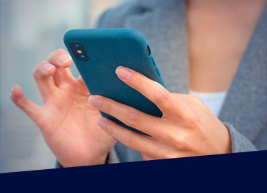 manos de mujer con movil
